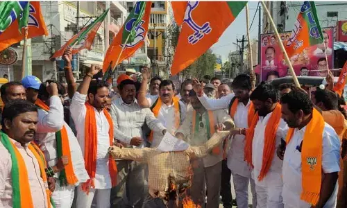 బండి సంజయ్ అరెస్ట్ కు నిరసనగా రాష్ట్ర ప్రభుత్వ దిష్టిబొమ్మ దహనం..