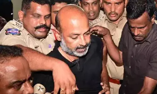 లాయర్లకు చొక్కా విప్పి గాయాలు చూపించిన బండి సంజయ్