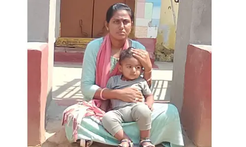 న్యాయం చేయాలంటూ భర్త ఇంటి ఎదుట భార్య ధర్నా