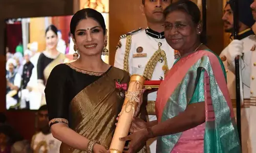 ప్రెసిడెంట్ ముర్ము చేతుల మీదుగా పద్మశ్రీ అవార్డు అందుకున్న రవీనా టాండన్