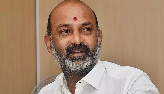 నాపై కేసు కుట్రపూరితం.. బీజేపీ కార్యకర్తలకు బండిసంజయ్ లేఖ నాపై కేసు కుట్రపూరితం.. బీజేపీ కార్యకర్తలకు బండిసంజయ్ లేఖ