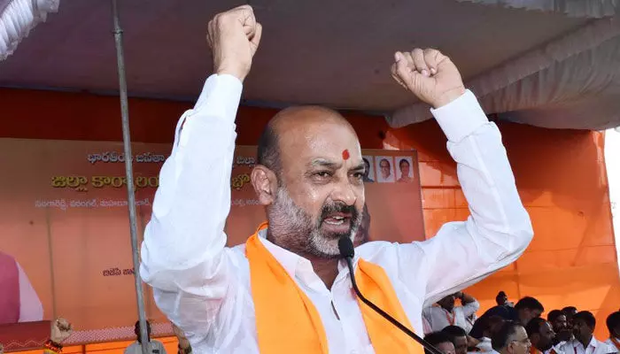 ఆ వ్యాపారానికి తెరదించకుంటే ఉద్యమమే: కేసీఆర్కు బండి వార్నింగ్ ఆ వ్యాపారానికి తెరదించకుంటే ఉద్యమమే: కేసీఆర్కు బండి వార్నింగ్