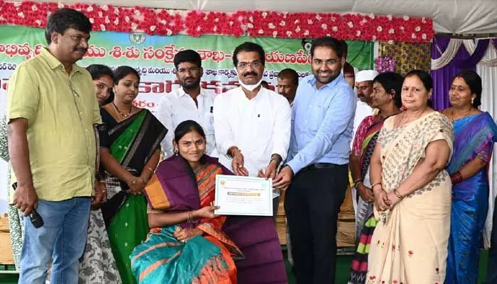 అంగన్వాడీ కేంద్రాలను బలోపేతం చేస్తే అద్భుతమైన ఫలితాలు : జిల్లా కలెక్టర్ కోయ శ్రీ హర్ష అంగన్వాడీ కేంద్రాలను బలోపేతం చేస్తే అద్భుతమైన ఫలితాలు : జిల్లా కలెక్టర్ కోయ శ్రీ హర్ష