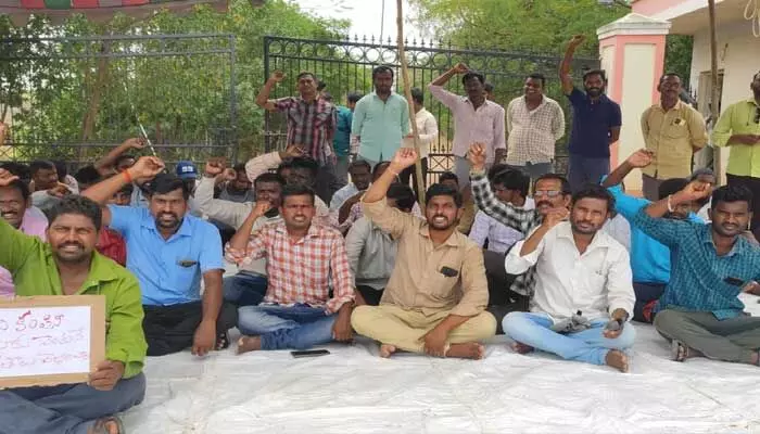 10 నెలలుగా పస్తులు.. జీతాలు ఇవ్వాలంటూ గంటపాటు ఆందోళన.. 10 నెలలుగా పస్తులు.. జీతాలు ఇవ్వాలంటూ గంటపాటు ఆందోళన..