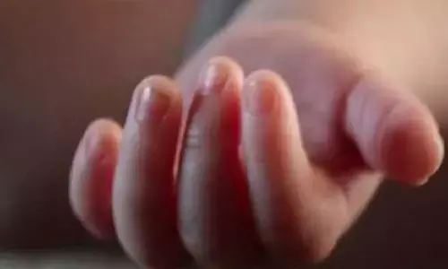 రెండేళ్ల కూతురిని కాలువలో పడేసిన తల్లి