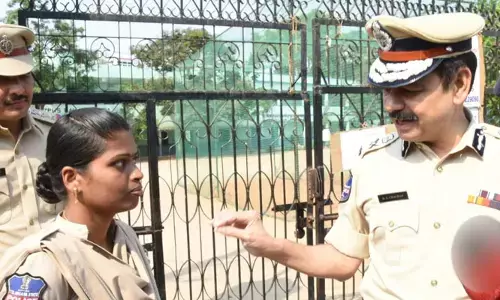 నాట్ అలవ్డ్.. కమిషనర్‌ను ఆపిన మహిళా కానిస్టేబుల్