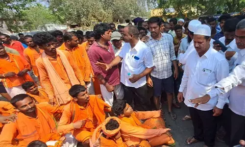హనుమాన్ శోభా యాత్రలో ఘర్షణ.. ఇరు వర్గాలకు సర్దిచెప్పిన పోలీసులు