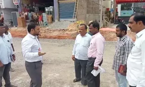 త్వరితగతిన అభివృద్ధి పనులు పూర్తి చేయండి: కలెక్టర్ తేజస్ నంద్ లాల్ పవార్