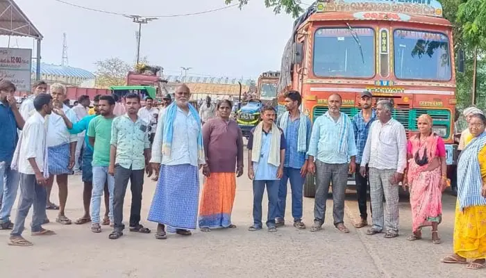 నర్సంపేట వ్యవసాయ మార్కెట్ గేటుకు తాళం వేసిన రైతులు..