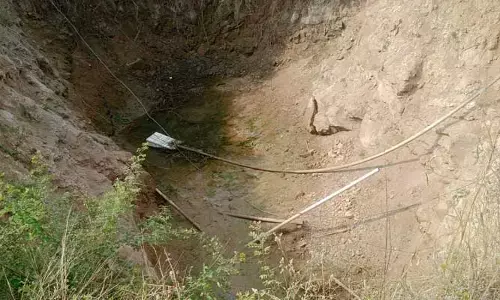 బావుల్లో నీళ్లు లేక ఎండుతున్న పంటలు..