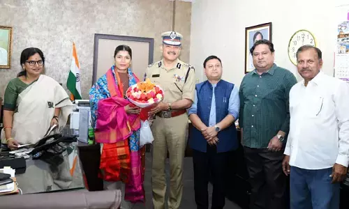 నిఖత్‌ జరీన్‌ను అభినందించిన డీజీపీ, CS