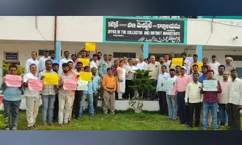 తపస్ ఆధ్వర్యంలో పేట కలెక్టరేట్ ముందు ఉపాధ్యాయుల నిరసన..