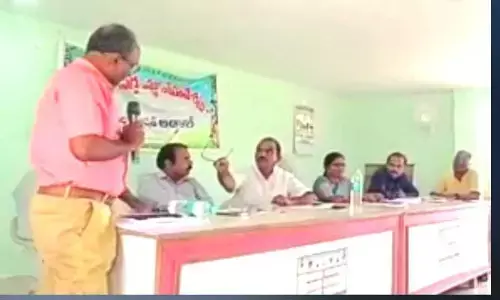 కమీషన్లు ఇస్తేనే బిల్లులు.. డీఈ పై సర్పంచుల ఆగ్రహం..