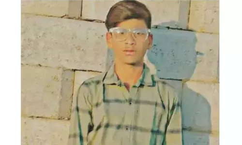 రోడ్డు ప్రమాదంలో విద్యార్థి దుర్మరణం