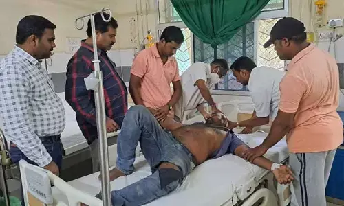 రోడ్డు ప్రమాదంలో సింగరేణి కార్మికుడికి తీవ్ర గాయాలు...