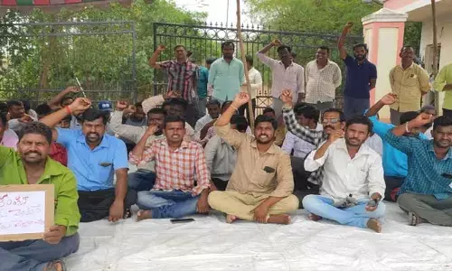 10 నెలలుగా పస్తులు.. జీతాలు ఇవ్వాలంటూ గంటపాటు ఆందోళన..