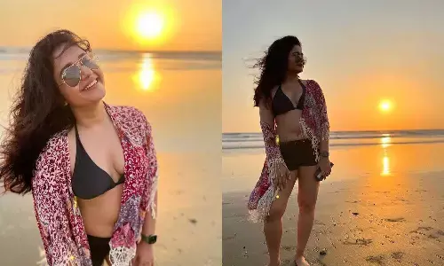 Poonam Bajwa :  మొత్తం చూపిస్తూ ఫోజులతో కుర్రాళ్లకు హాట్ ట్రీట్