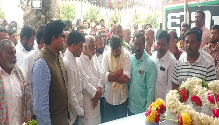 రాములు భౌతికకాయానికి నివాళులర్పించిన విహెచ్. కె కేశవరావు రాములు భౌతికకాయానికి నివాళులర్పించిన విహెచ్. కె కేశవరావు