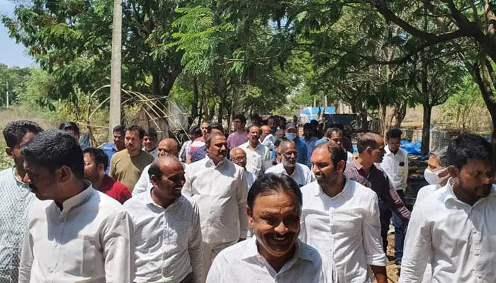 పాదయాత్రల జోరు.. ఎలక్షన్స్ దగ్గర పడుతుండడంతో పార్టీల తర్జన భర్జన పాదయాత్రల జోరు.. ఎలక్షన్స్ దగ్గర పడుతుండడంతో పార్టీల తర్జన భర్జన