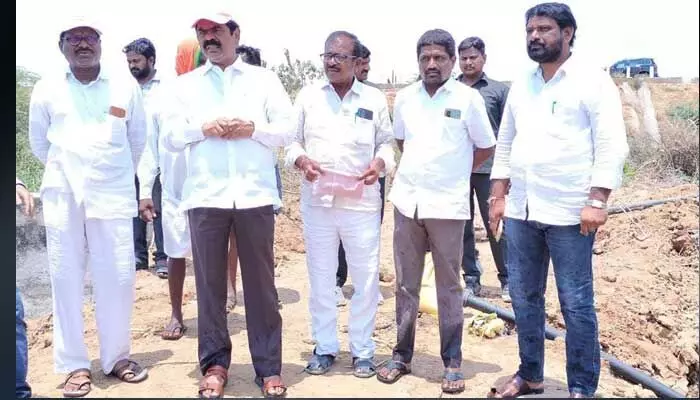 లో లేవల్ 13 ప్యాకేజి కాల్వను పరిశీలించిన ఎమ్మెల్యే.. లో లేవల్ 13 ప్యాకేజి కాల్వను పరిశీలించిన ఎమ్మెల్యే..