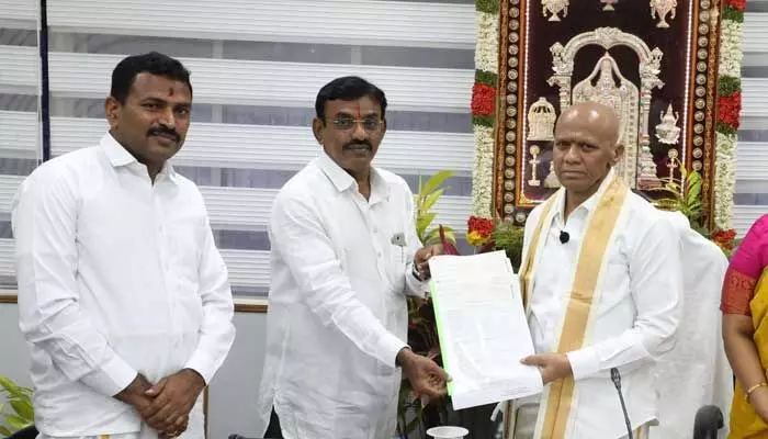 Tiruptati: ఎస్వీబీసీ ట్రస్టుకు రూ.20 లక్షలు విరాళం Tiruptati: ఎస్వీబీసీ ట్రస్టుకు రూ.20 లక్షలు విరాళం