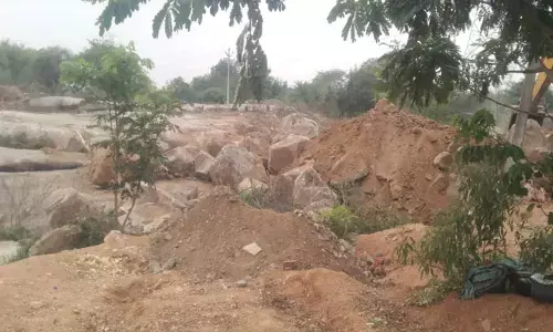సర్కారీ జాగ కబ్జా.. సోలక్ పల్లిలో అక్రమార్కుల ఇష్టారాజ్యం
