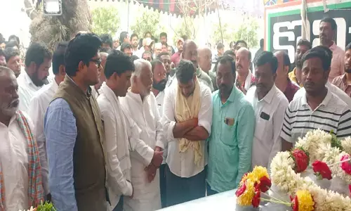 రాములు భౌతికకాయానికి నివాళులర్పించిన విహెచ్. కె కేశవరావు