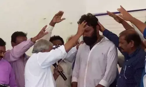 గుడ్ ఫ్రై డే ప్రార్థనలలో మాజీమంత్రి కొడాలి నాని