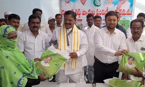 ముస్లీం మహిళలకు రంజాన్ బహుమతులను అందజేసిన.. మంత్రి నిరంజన్ రెడ్డి