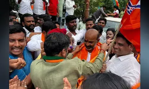 అక్రమ కేసులు బనాయించి.. ప్రశ్నించే గొంతును నొక్కాలని చూస్తున్నారు : గంట రవి కుమార్