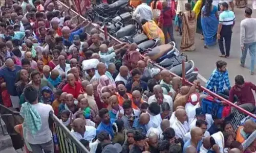 Tirumala: అనూహ్యంగా పెరిగిన భక్తుల రద్దీ