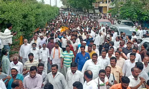అశ్రునయనాలతో కొమిరెడ్డి రాములు అంతిమ యాత్ర