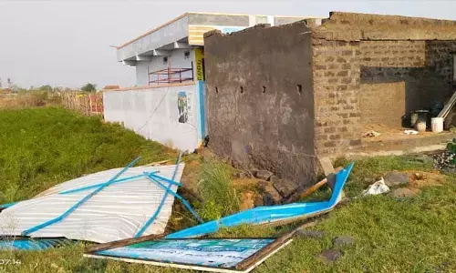 కన్నీరు మిగిలించిన రాళ్ళ వాన..