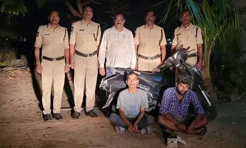గంజాయి అమ్ముతూ.. పట్టుబడిన యువకులు