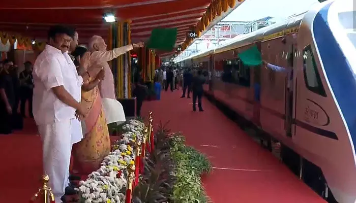 PM In Hyderabad : వందేభారత్ రైలు ప్రారంభించిన మోడీ PM In Hyderabad : వందేభారత్ రైలు ప్రారంభించిన మోడీ