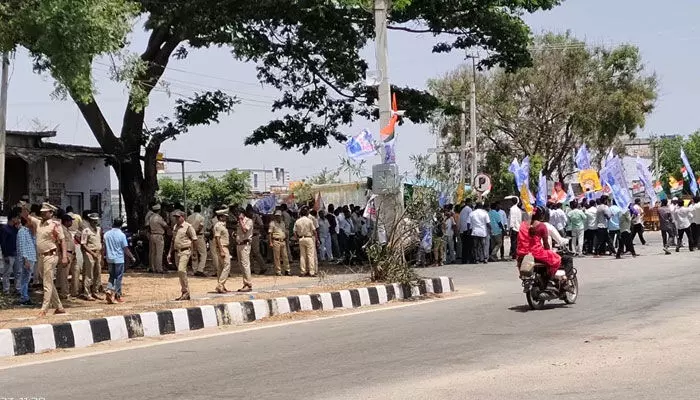 నిఖిత మృతికి నిరసనగా.. శ్రీశైలం-హైదారాబాద్ జాతీయ రహదారి దిగ్భందం నిఖిత మృతికి నిరసనగా.. శ్రీశైలం-హైదారాబాద్ జాతీయ రహదారి దిగ్భందం