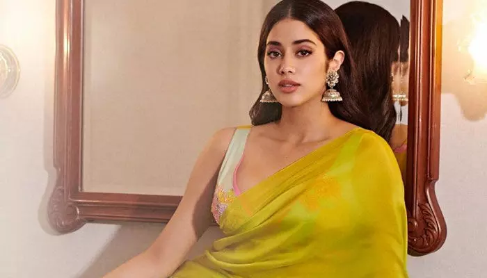 ఎల్లో డ్రెస్లో మెరిసిపోయిన జాన్వీ (వీడియో) ఎల్లో డ్రెస్లో మెరిసిపోయిన జాన్వీ (వీడియో)