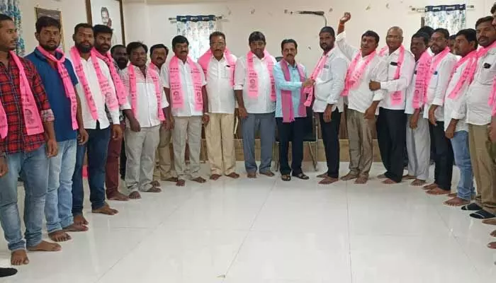 కారెక్కిన కమలనాథులు.. కారెక్కిన కమలనాథులు..