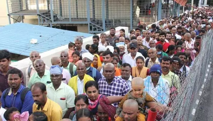 Tirumala: రెట్టింపుగా భక్తులు.. శ్రీవారి దర్శనానికి 40 గంటల సమయం