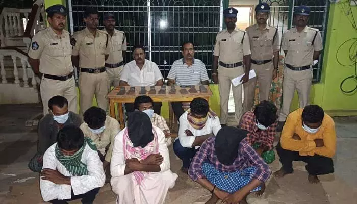 Kadapa: అడవుల్లోకి చొరబడుతున్న 9 మంది అరెస్టు Kadapa: అడవుల్లోకి చొరబడుతున్న 9 మంది అరెస్టు