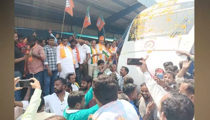 నల్లగొండలో వందే భారత్ ట్రైన్కు ఘనస్వాగతం.. నల్లగొండలో వందే భారత్ ట్రైన్కు ఘనస్వాగతం..
