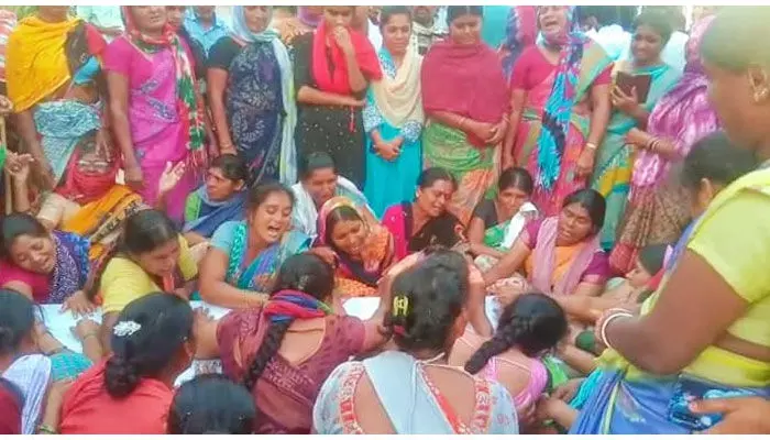 మలేషియాలో వ్యక్తి ఆత్మహత్య.. నలుగురిపై కేసు నమోదు మలేషియాలో వ్యక్తి ఆత్మహత్య.. నలుగురిపై కేసు నమోదు