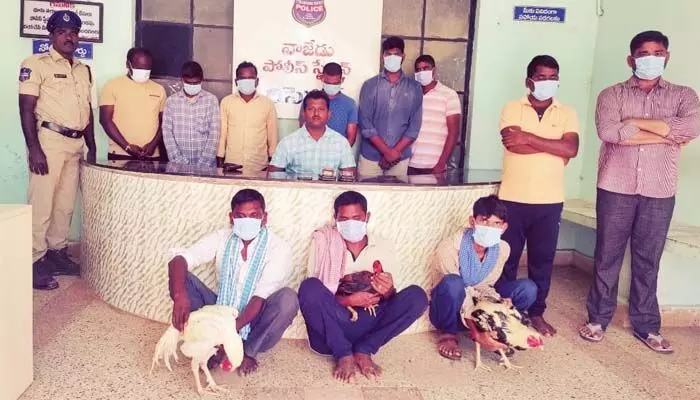 కోడిపందాలు ఆడుతున్న 11 మంది అరెస్ట్.. కోడిపందాలు ఆడుతున్న 11 మంది అరెస్ట్..