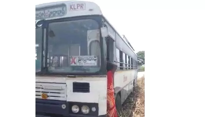 రన్నింగ్ లో విరిగిన ఆర్టీసీ బస్సు స్టీరింగ్ రాడ్డు.. ఆ సయమంలో బస్సులో 38 మంది.. రన్నింగ్ లో విరిగిన ఆర్టీసీ బస్సు స్టీరింగ్ రాడ్డు.. ఆ సయమంలో బస్సులో 38 మంది..
