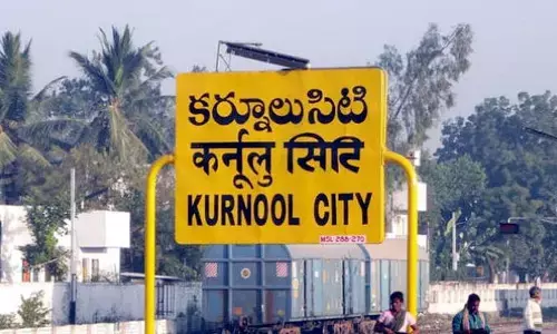 నీటి మునక పొలాల్లో నల్లమట్టి తరలింపు