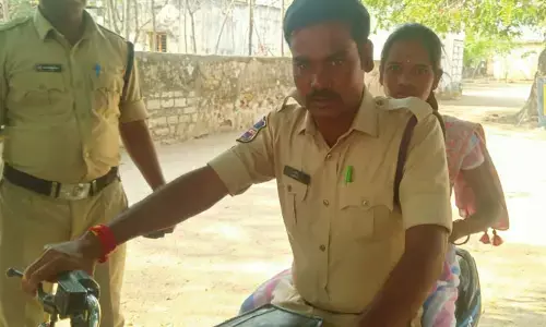 సీఐ గొప్పమనసు.. సమయానికి టెన్త్ విద్యార్థిని పరీక్షా సెంటర్‌కు చేర్చారు