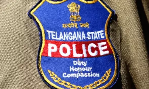 పరేడ్ గ్రౌండ్ వద్ద మీడియాపై పోలీసులు జులుం