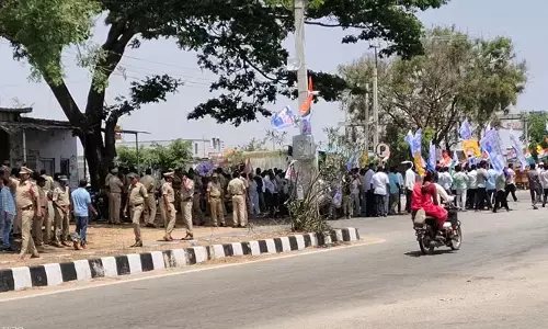నిఖిత మృతికి నిరసనగా.. శ్రీశైలం-హైదారాబాద్ జాతీయ రహదారి దిగ్భందం