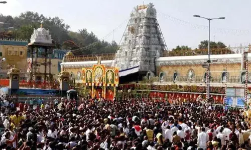 తిరుమలకు పోటెత్తిన భక్తులు.. శ్రీవారి దర్శనానికి పట్టే సమయం ఎంతంటే..?