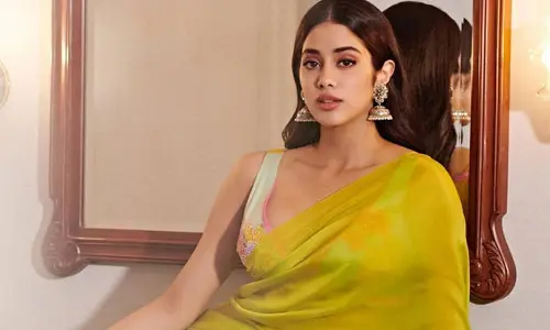 ఎల్లో డ్రెస్‌లో మెరిసిపోయిన జాన్వీ (వీడియో)